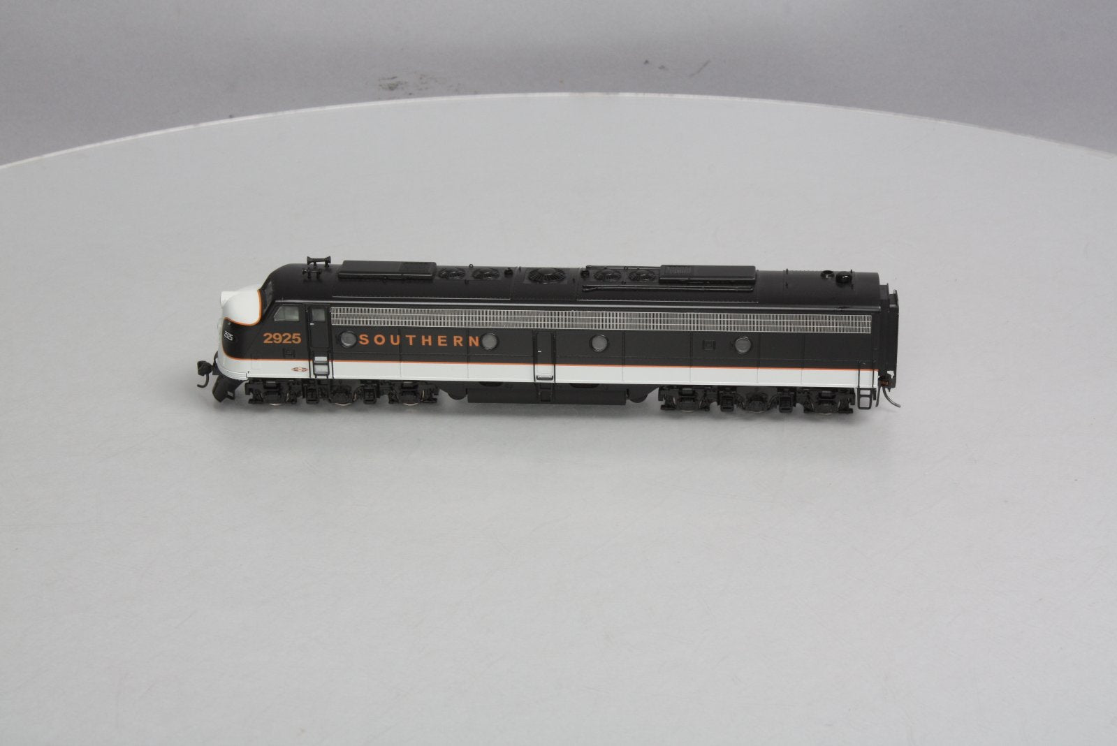 Broadway Limited 461 HO Southern EMD E-8A Unit Diesel Locomotive #2925