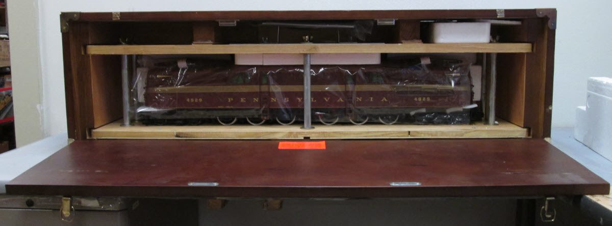 USA Trains R20031 G Pennsylvania GG-1 Electric Locomotive with  Gold Stripes