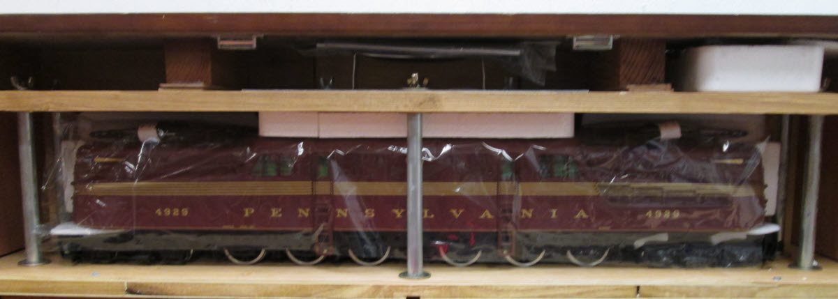 USA Trains R20031 G Pennsylvania GG-1 Electric Locomotive with  Gold Stripes