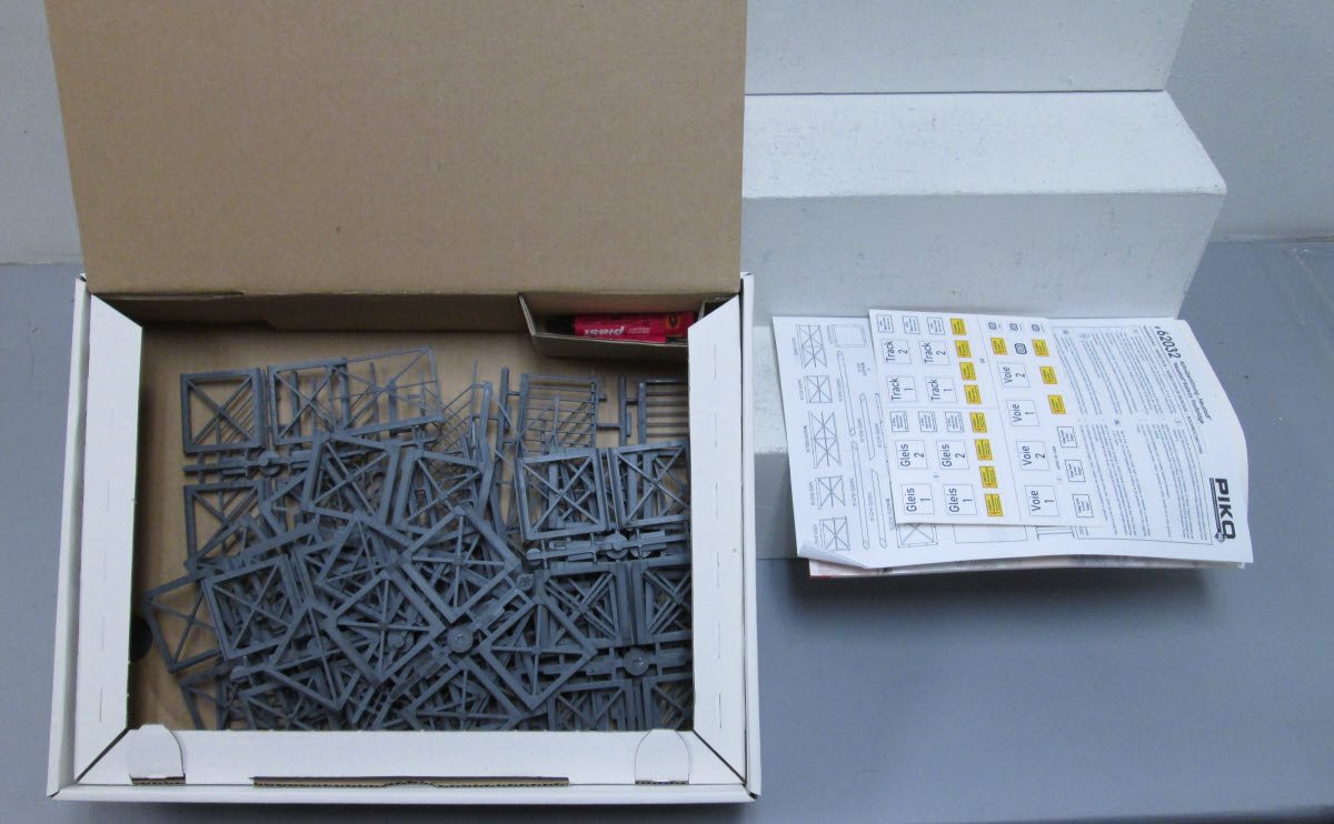 Piko 62032 "Neustadt" Railway Footbridge Kit