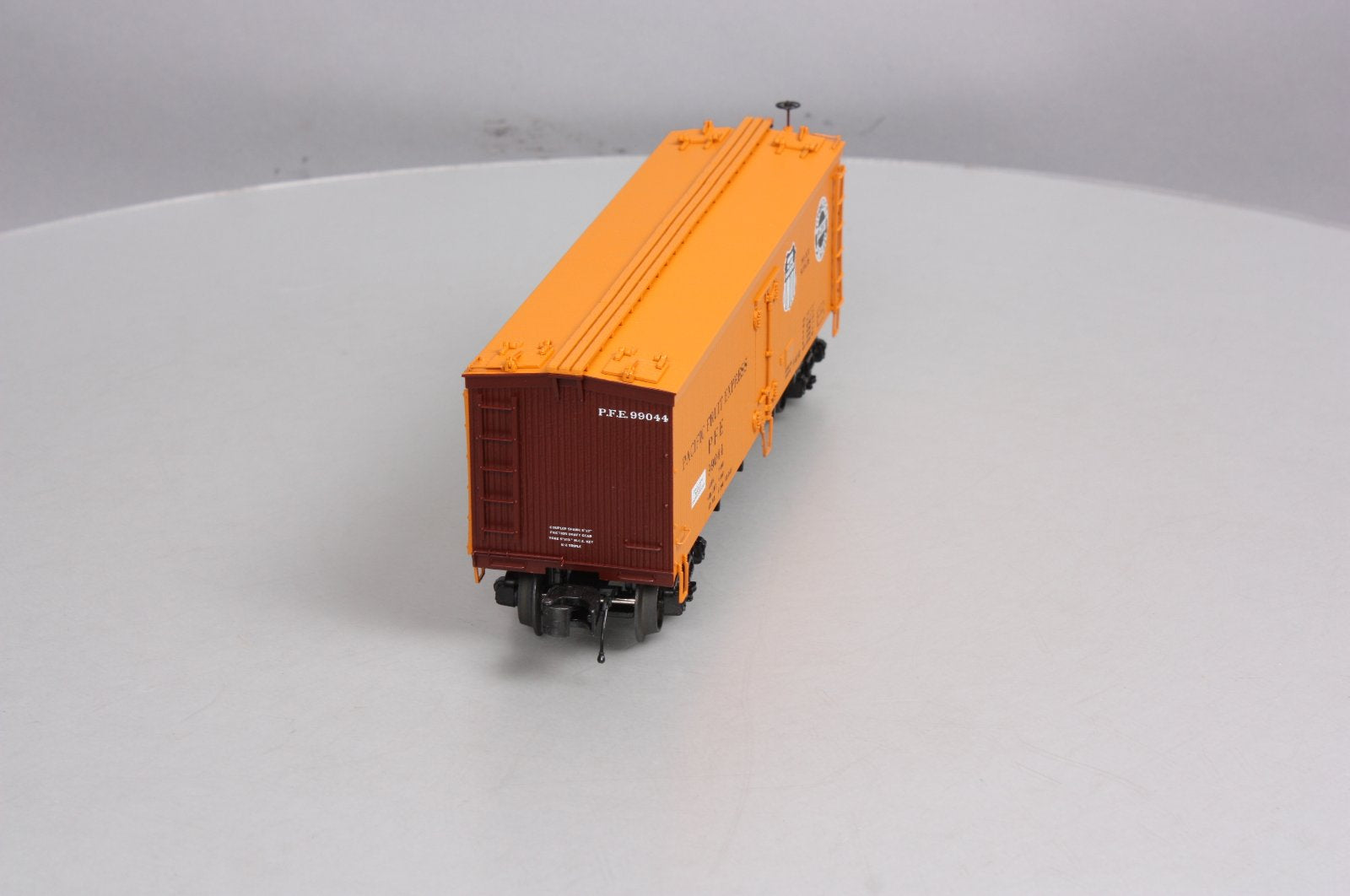 MTH 20-94337 O Pacific Fruit Express 36’ Woodsided Reefer Car #99044