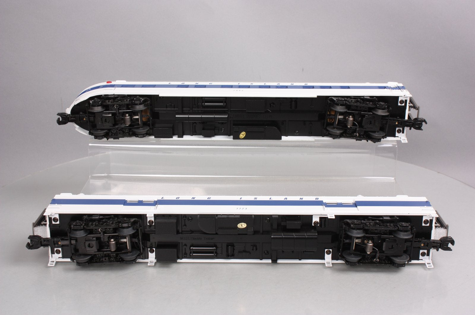 MTH 20-69201 O LI 70' Streamlined Baggage/Coach Passenger Car Set (Set of 2)