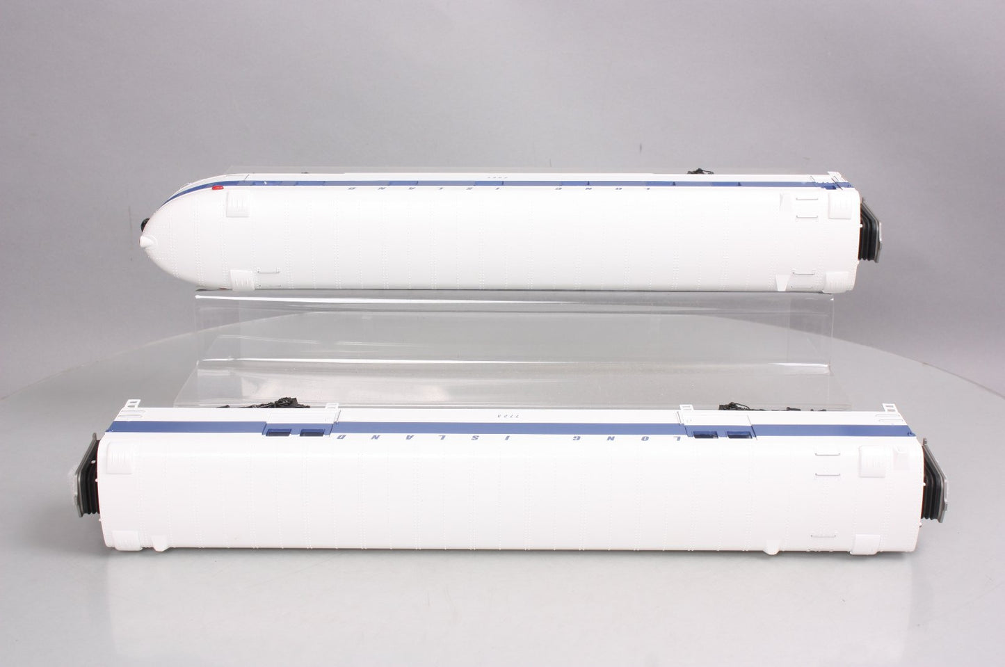 MTH 20-69201 O LI 70' Streamlined Baggage/Coach Passenger Car Set (Set of 2)