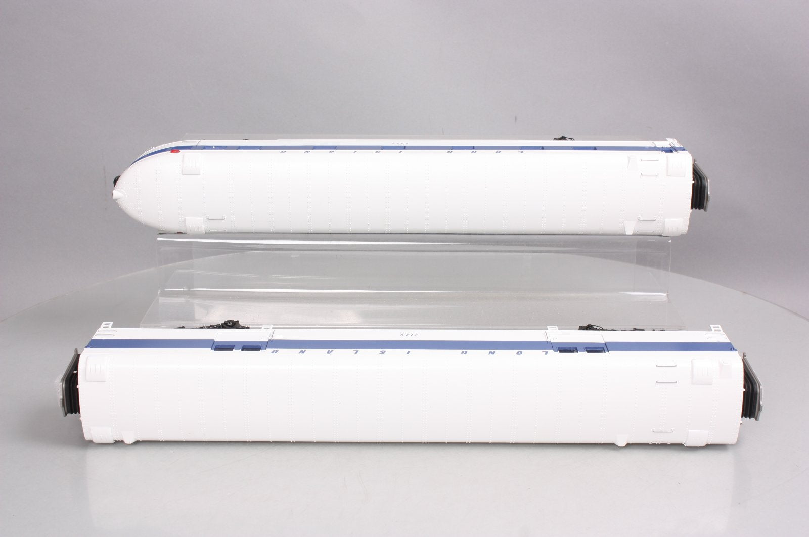 MTH 20-69201 O LI 70' Streamlined Baggage/Coach Passenger Car Set (Set of 2)