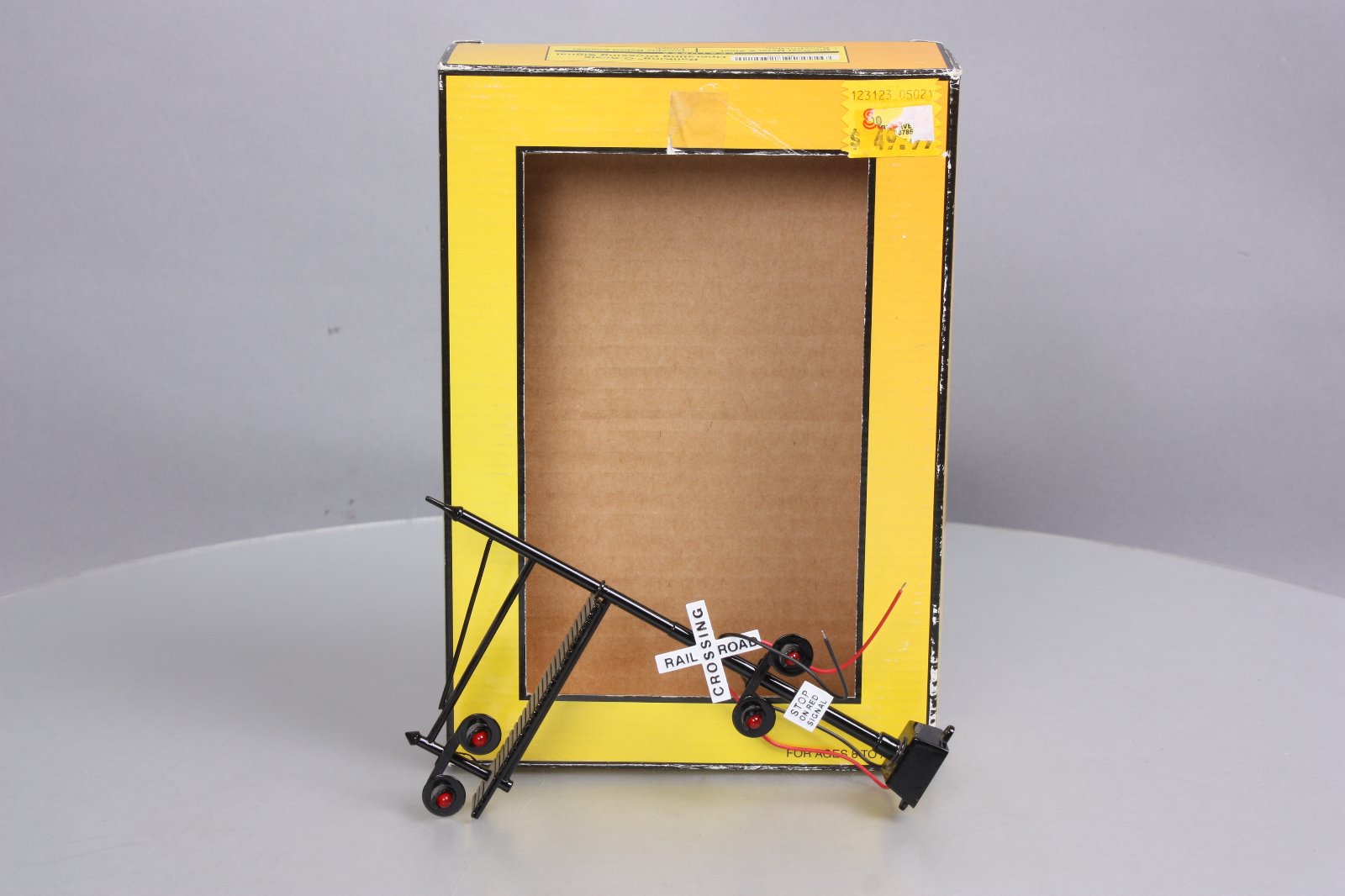 MTH 30-11010 O Scale Operating Crossing Signal