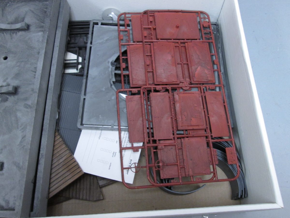 Pola 919 Oil Storage Tanks w/ Filling Station Kit