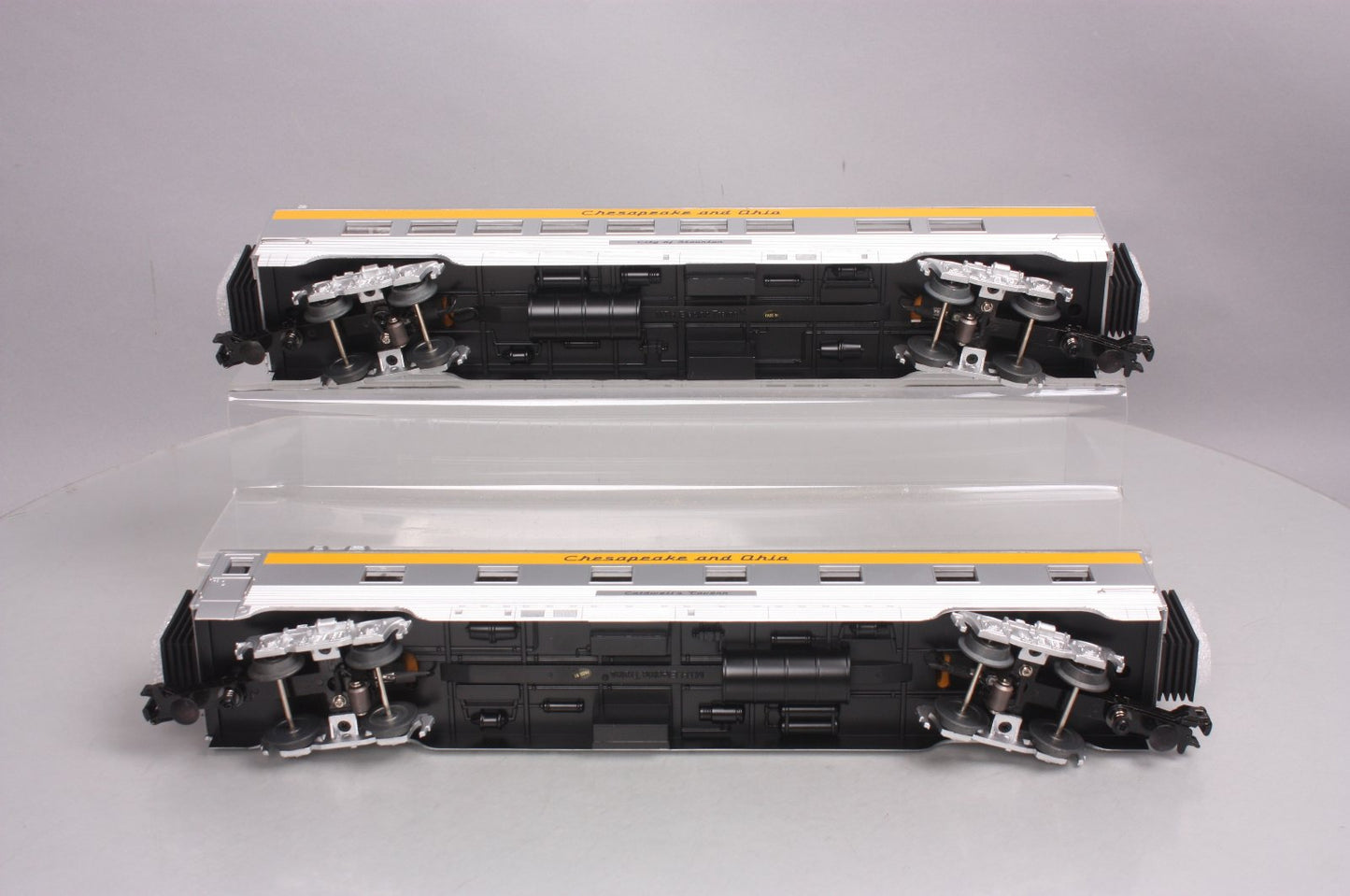 MTH 30-67864 O Chesapeake & Ohio 60' Streamlined Sleeper/Diner Set (Set of 2)