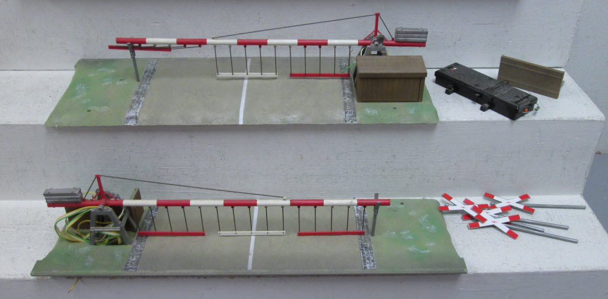 Pola 940 G Scale Level Crossing