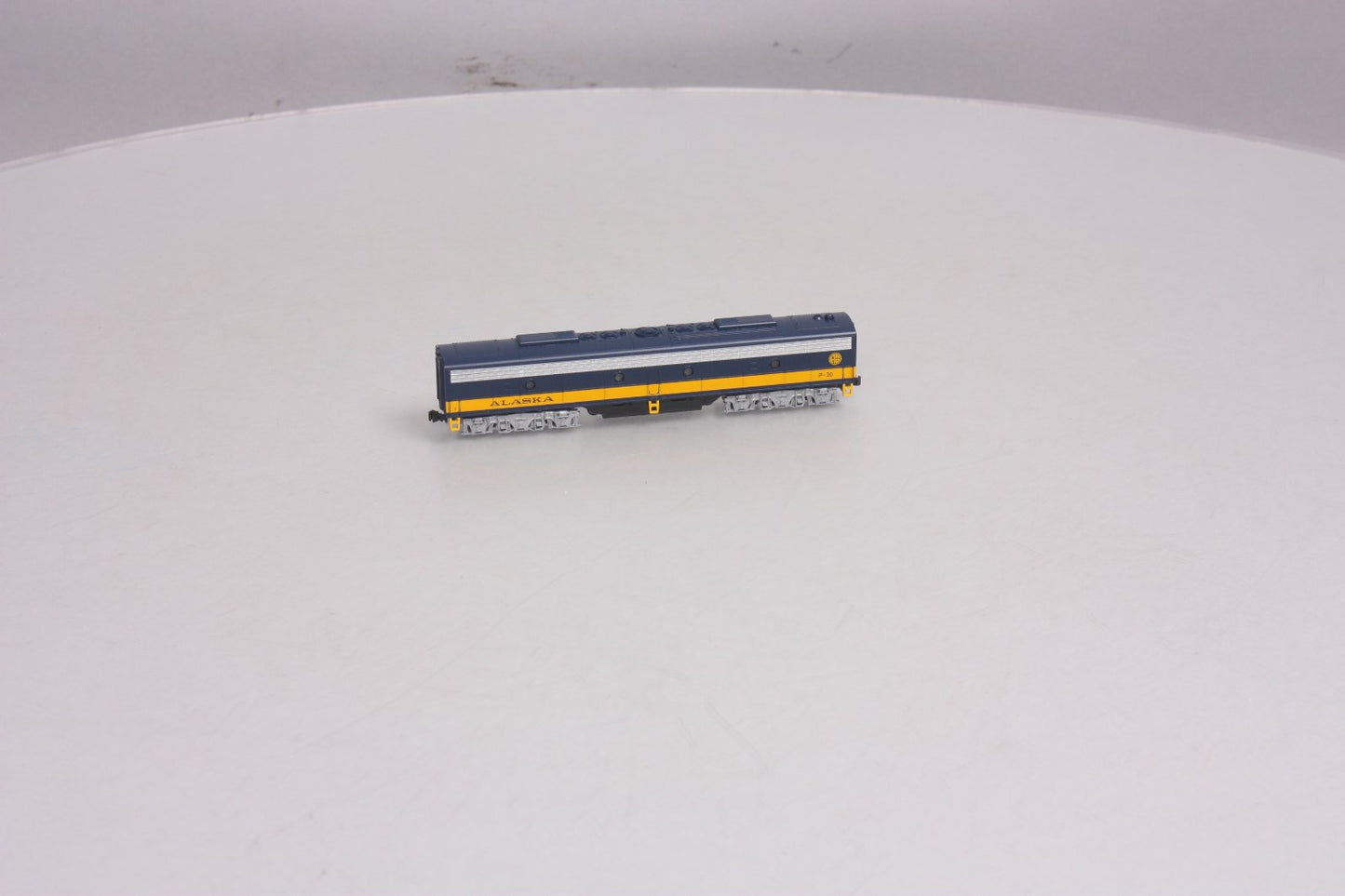 Kato 176-5322 N Scale ALASKA RR EMD E8B B Unit #P-30 (Powered)
