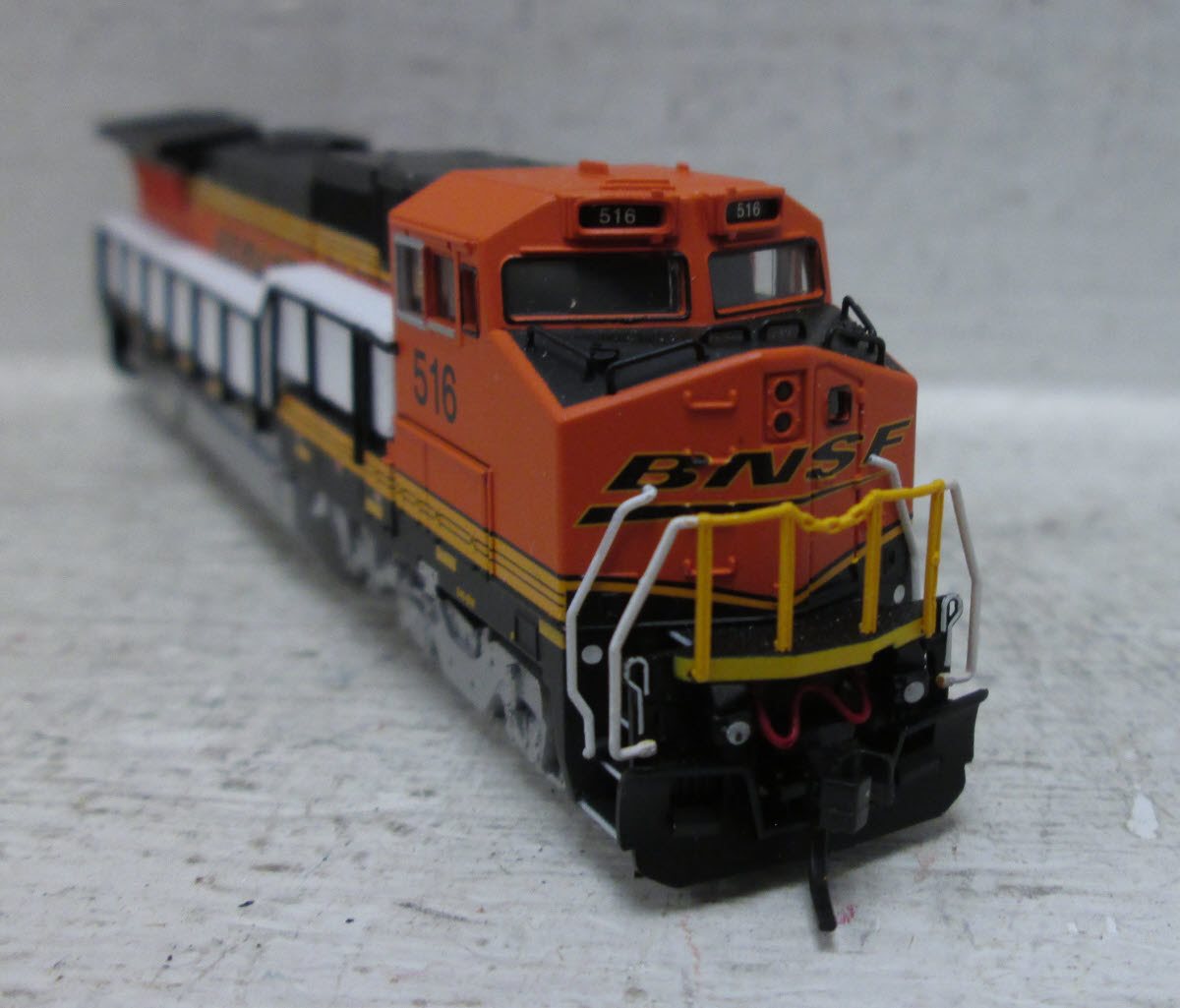 Atlas 40000486 N Scale BNSF Dash8-40BW Diesel Locomotive #516