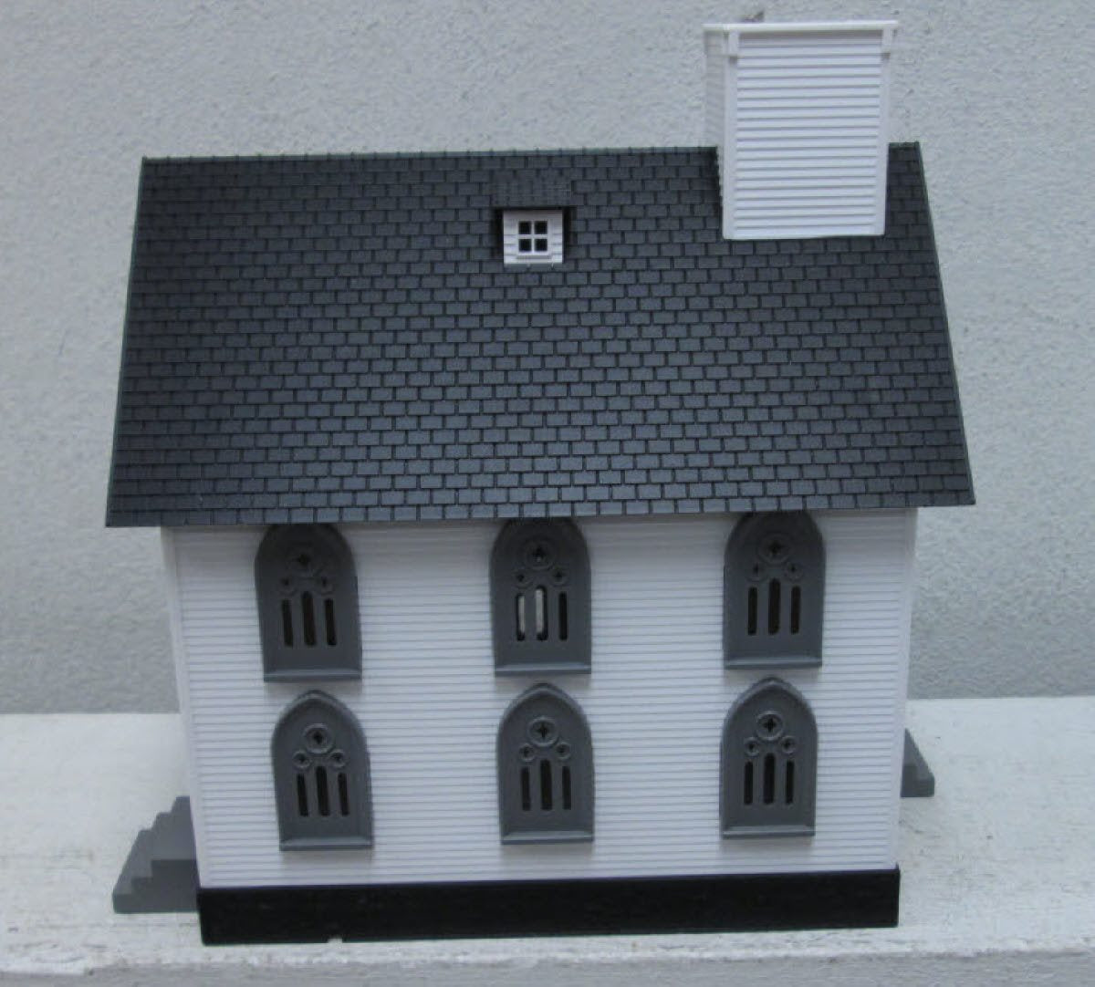 MTH 30-9057 Country Church #5 - White with Black & Gray Trim