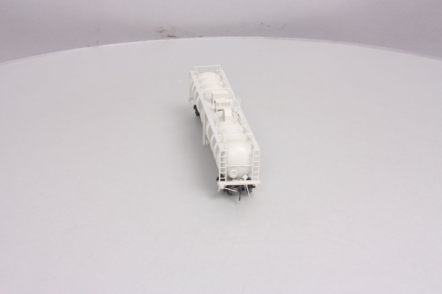 Broadway Limited 6114 HO Painted Unlettered High-Capacity Cryogenic Tank Car