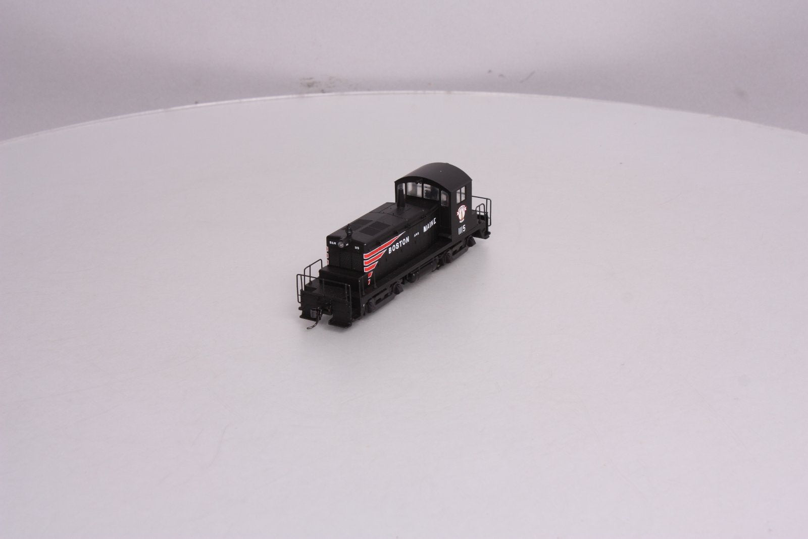 Walthers 910-9201 HO Scale Boston & Maine EMD SW1 Diesel Locomotive #1115