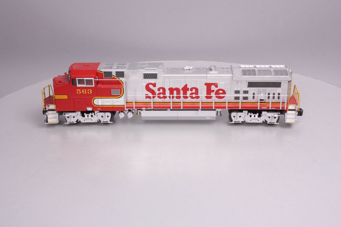 Lionel 6-28270 O ATSF GE Dash 8-40BW (Non-Powered) Diesel Locomotive #563