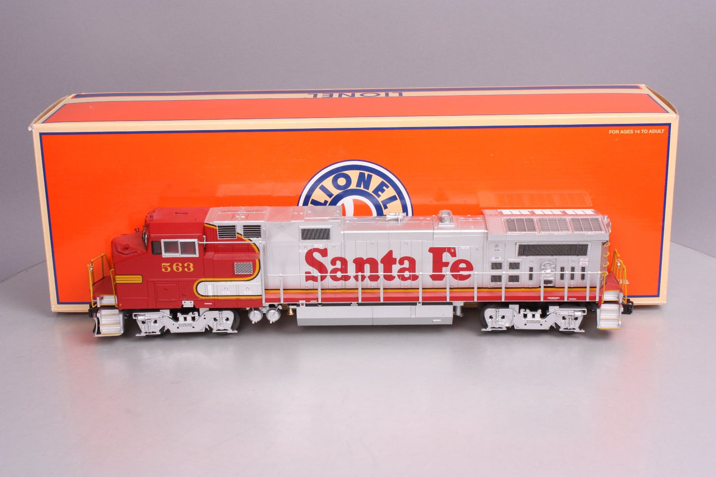 Lionel 6-28270 O ATSF GE Dash 8-40BW (Non-Powered) Diesel Locomotive #563