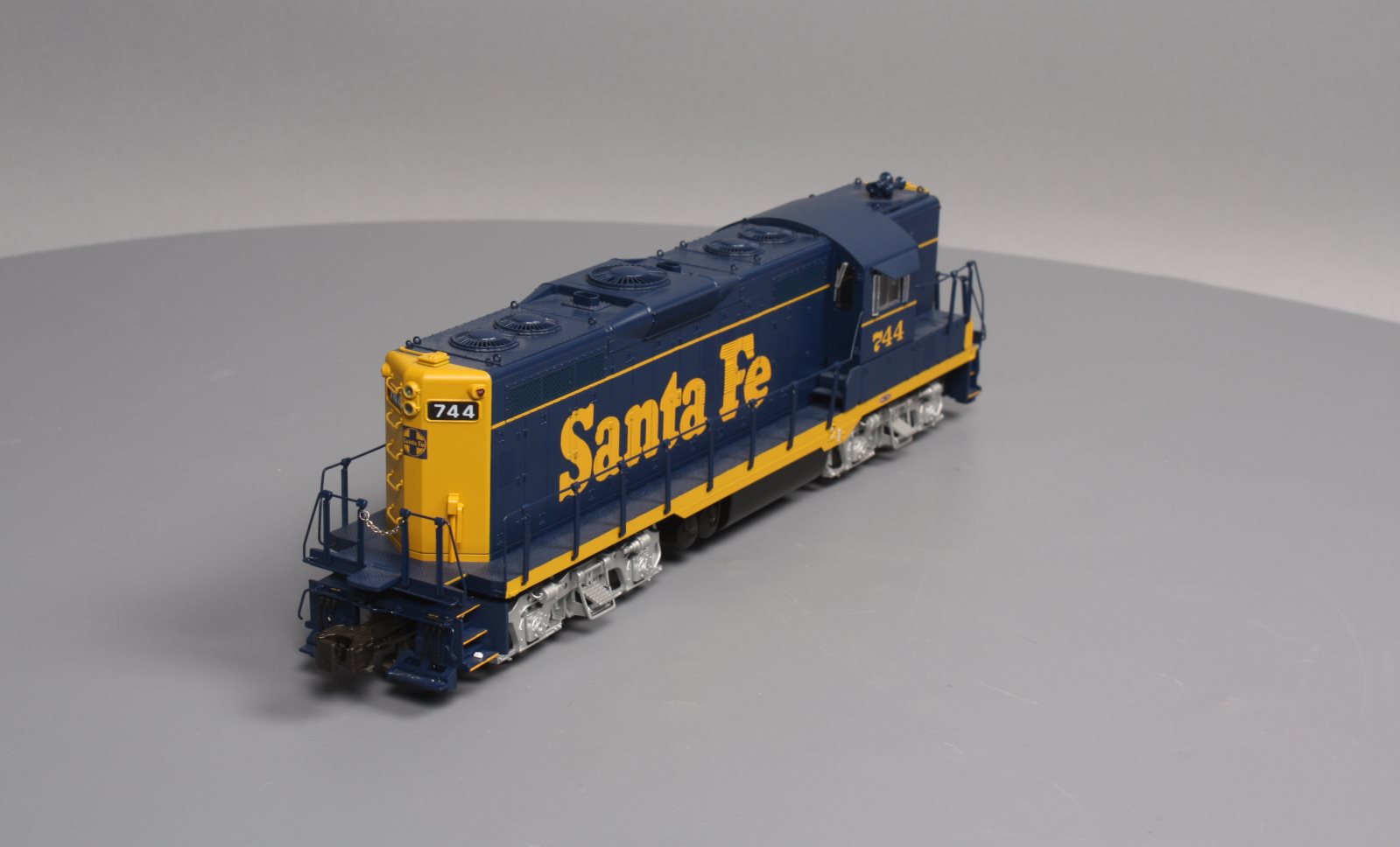 Lionel 6-38579 Santa Fe Dummy GP9 Diesel Locomotive #744 – Trainz
