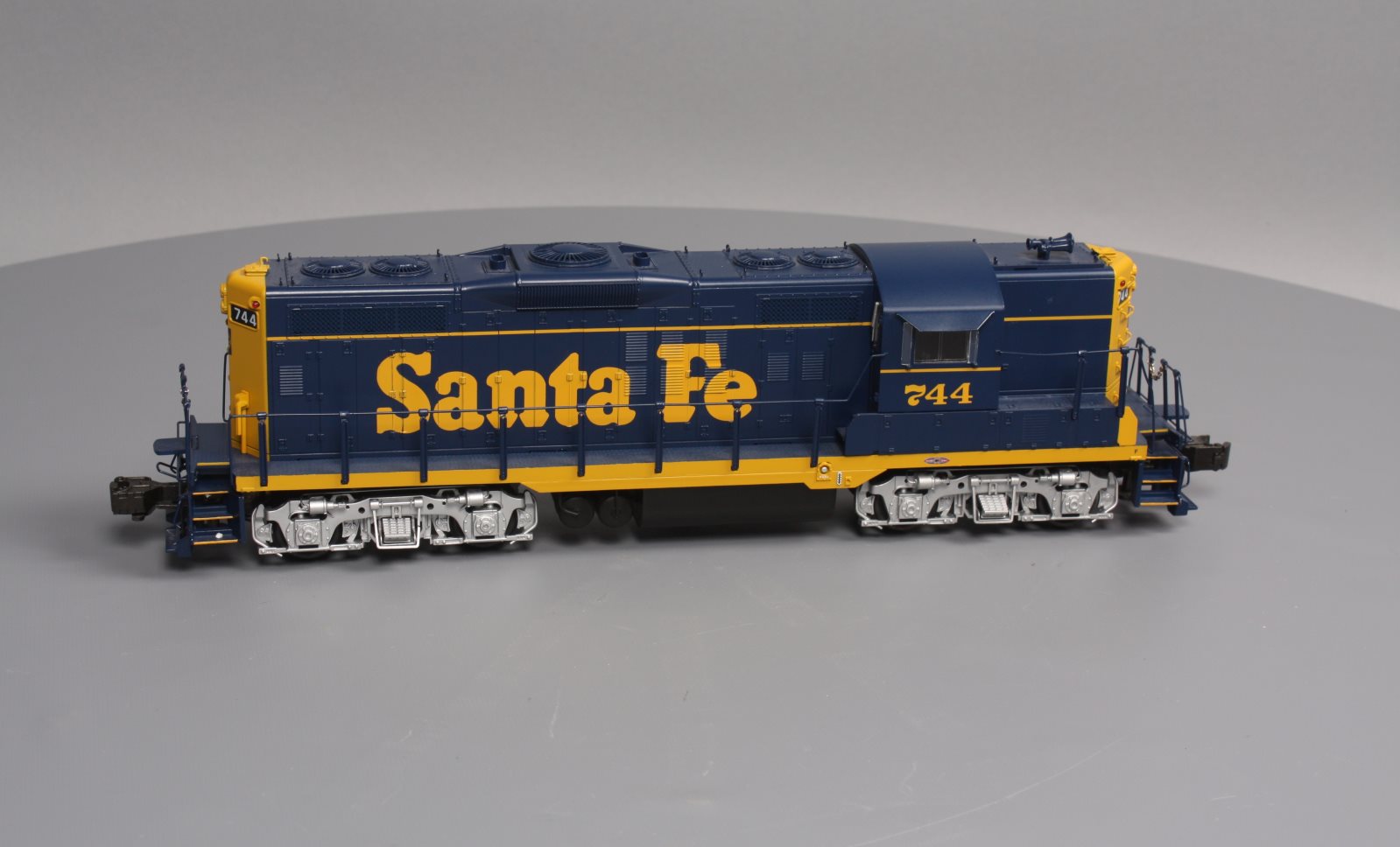 Lionel 6-38579 Santa Fe Dummy GP9 Diesel Locomotive #744 – Trainz