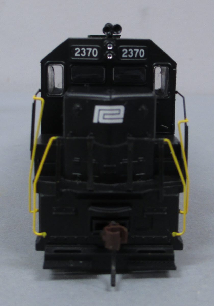 Athearn 94163 HO Penn Central EMD GP35 Diesel Locomotive #2370