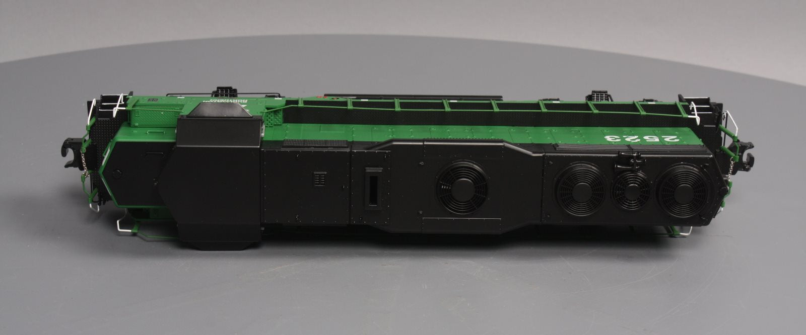 Lionel 6-39564 Burlington Northern Non-Powered GP35 Diesel Locomotive #2523