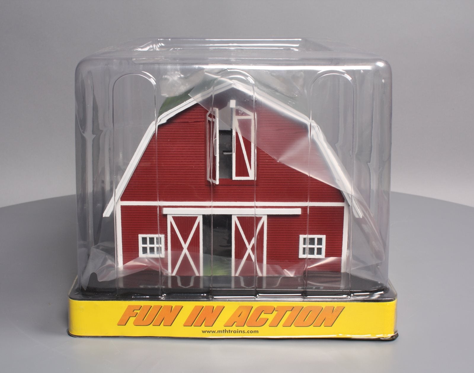 MTH 30-90407 O Assembled Red Barn w/Green Roof