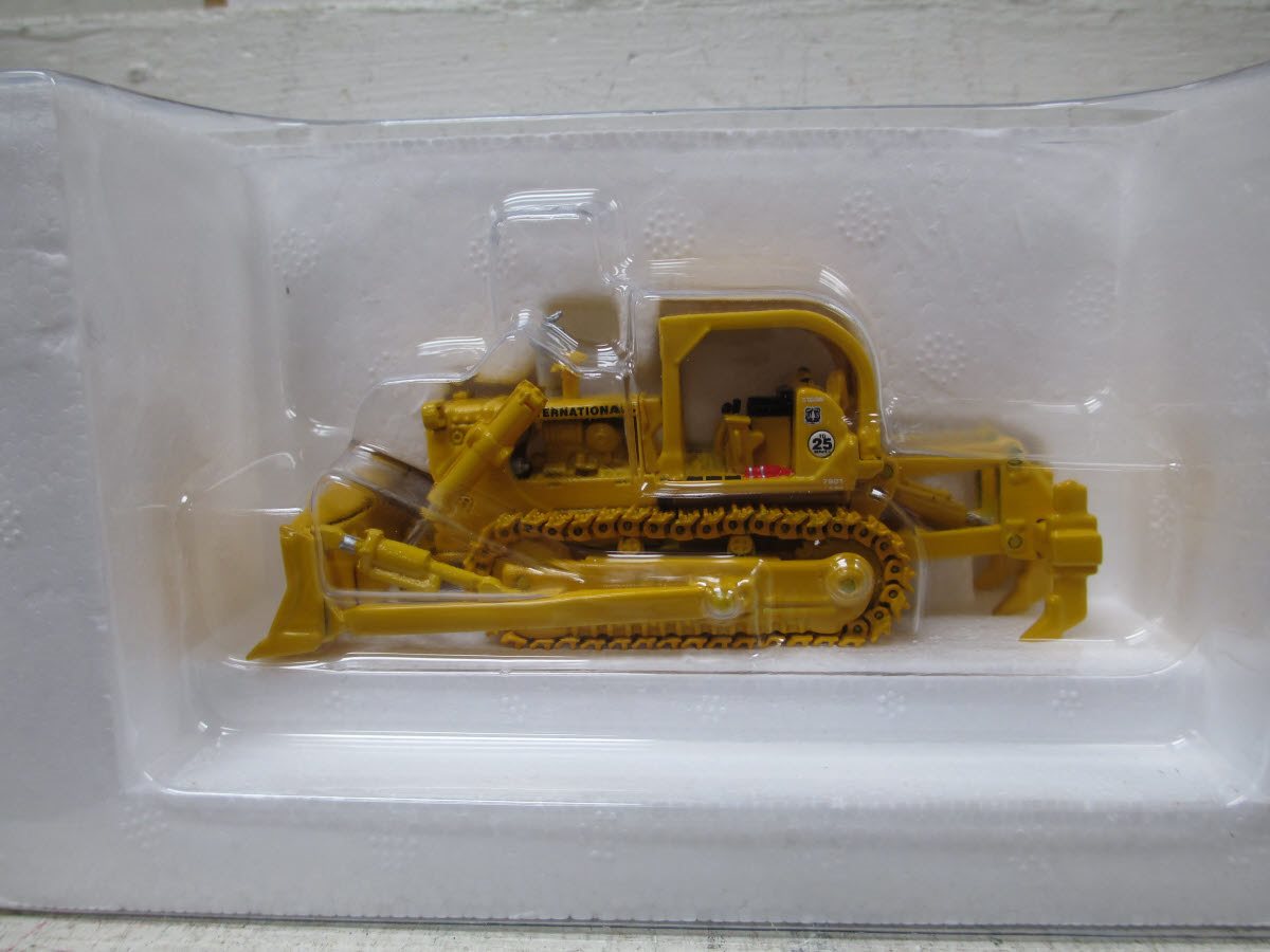 First Gear 800304 1:87 Scale US Forest ServiceTop Down-25 Crawler w/Ripper