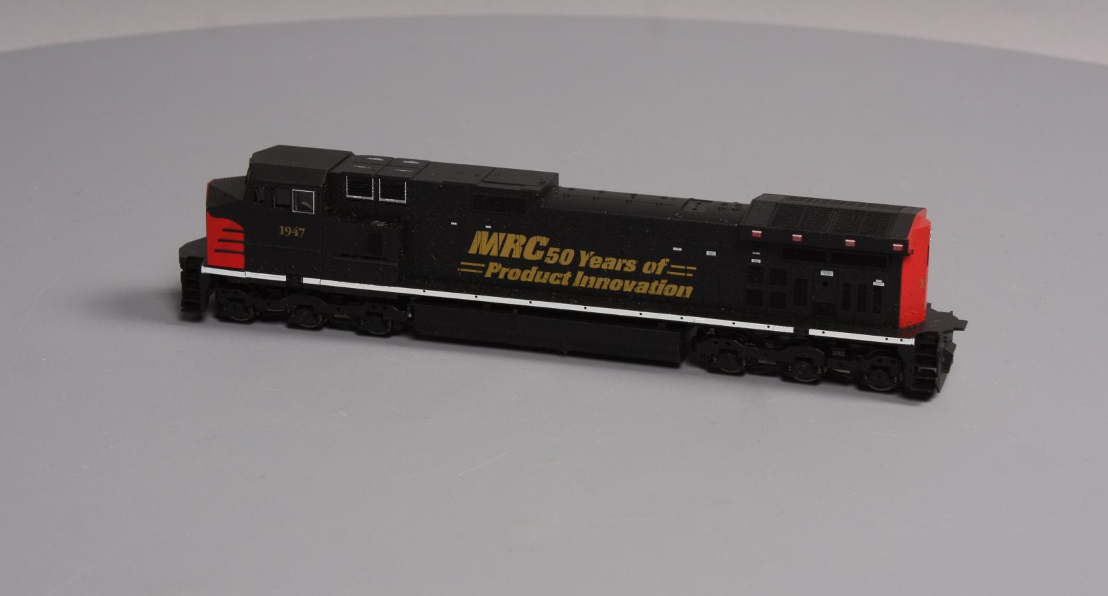 MRC AC100 HO Scale 50th Anniversary Dash 9 Diesel Locomotive #1947