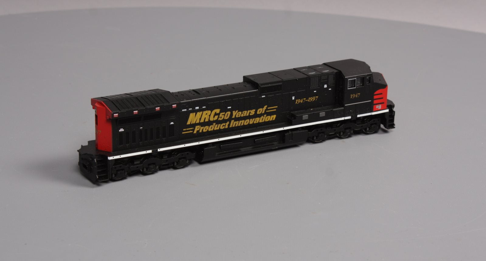 MRC AC100 HO Scale 50th Anniversary Dash 9 Diesel Locomotive #1947