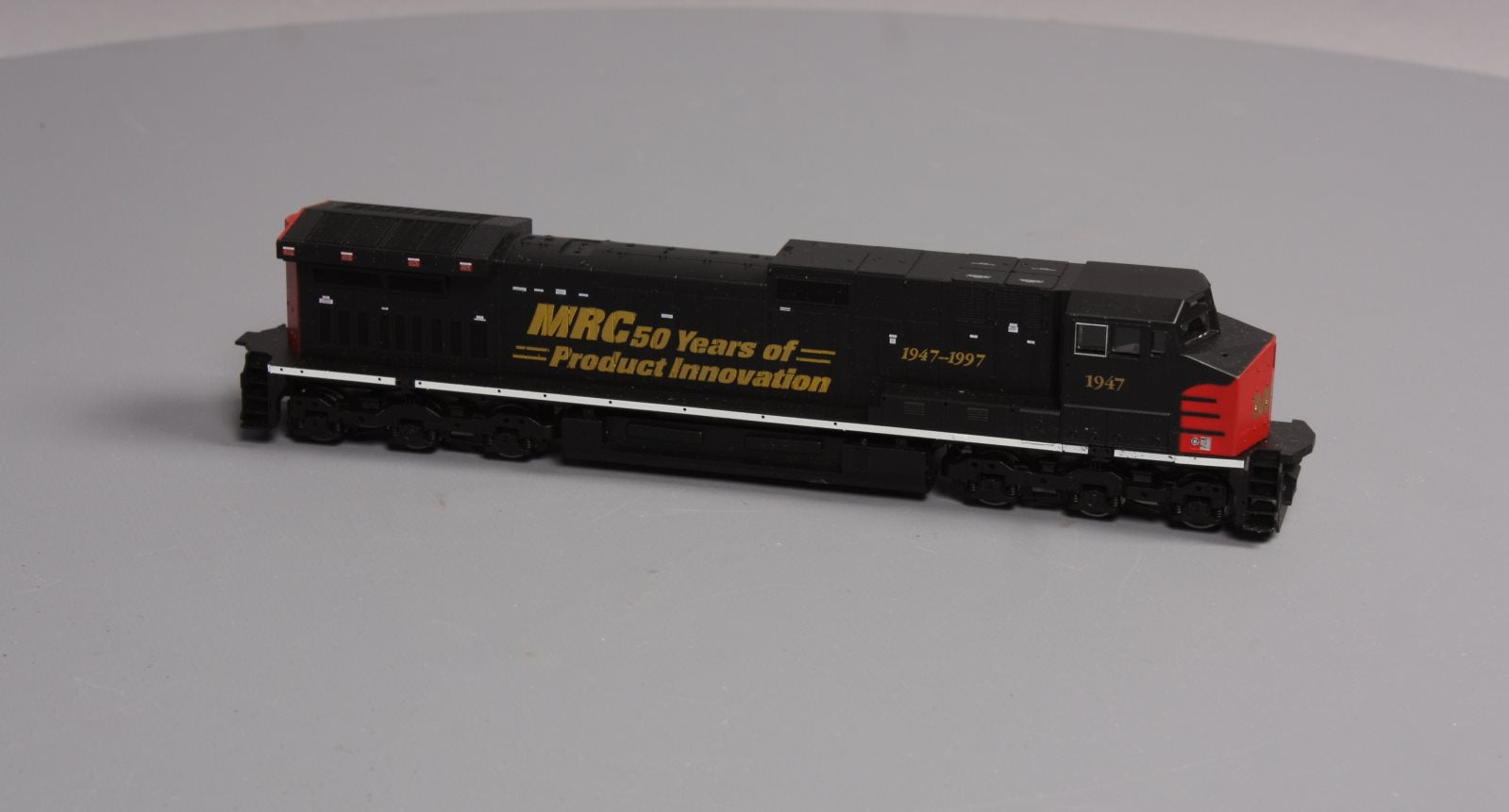 MRC AC100 HO Scale 50th Anniversary Dash 9 Diesel Locomotive #1947