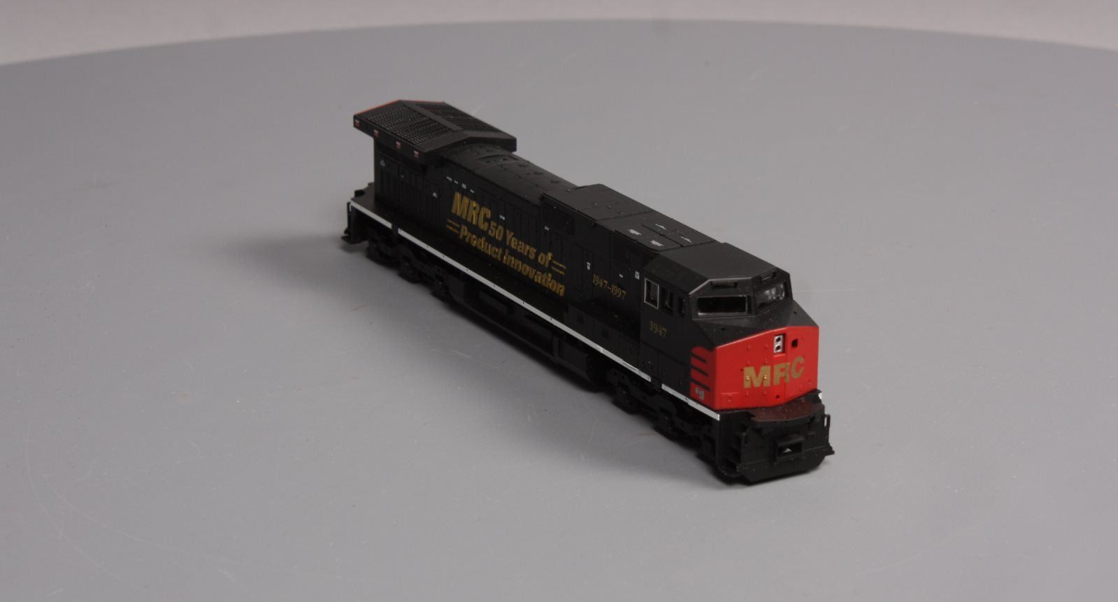 MRC AC100 HO Scale 50th Anniversary Dash 9 Diesel Locomotive #1947