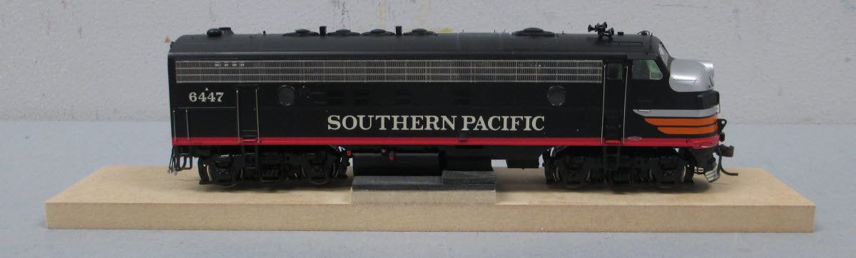 Athearn G22500 HO Southern Pacific EMD FP7A Diesel Locomotive w/Road Pilot #6447