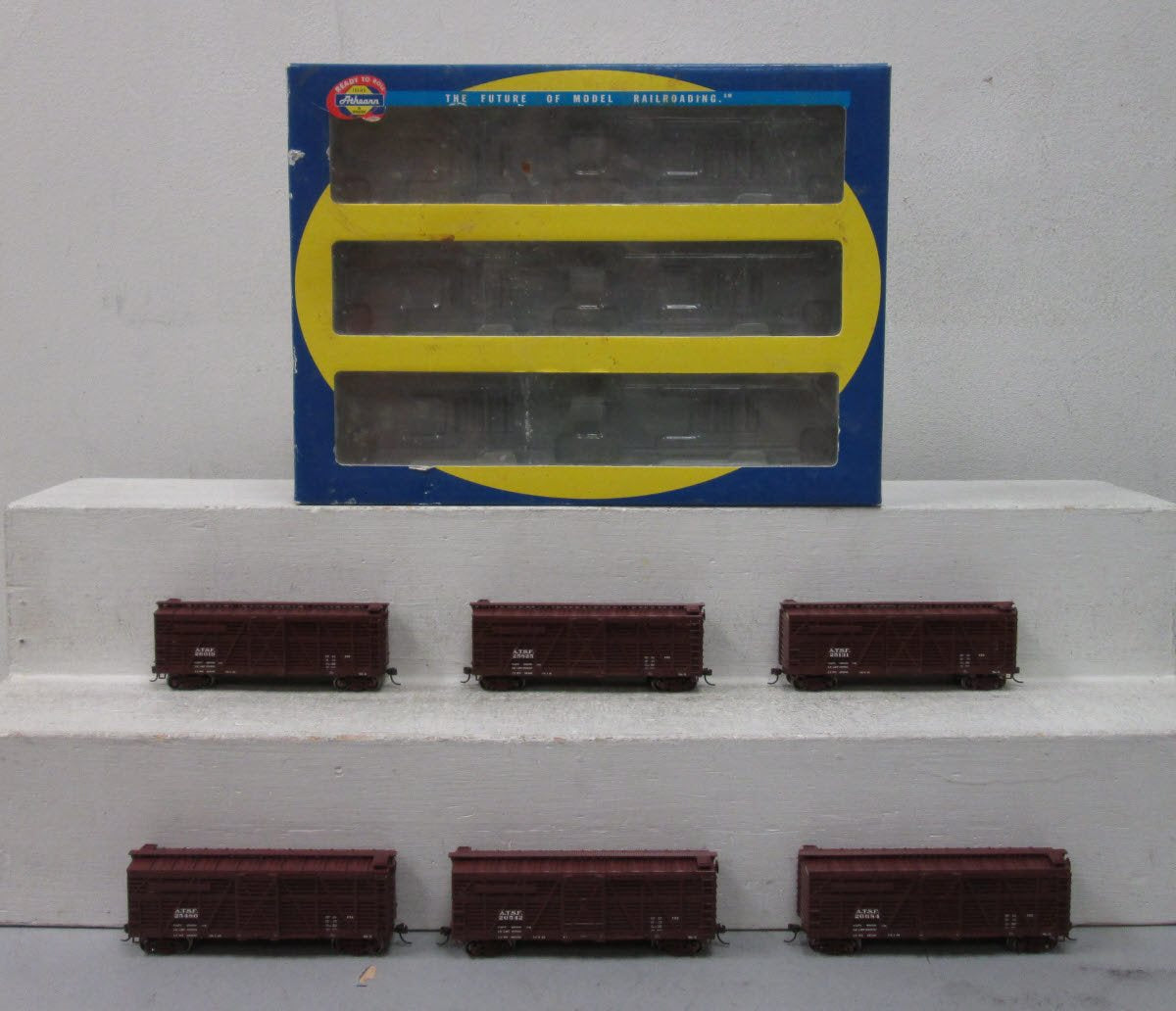 Athearn 73221 HO Scale Santa Fe 40' Stock Cars (Set of 6)