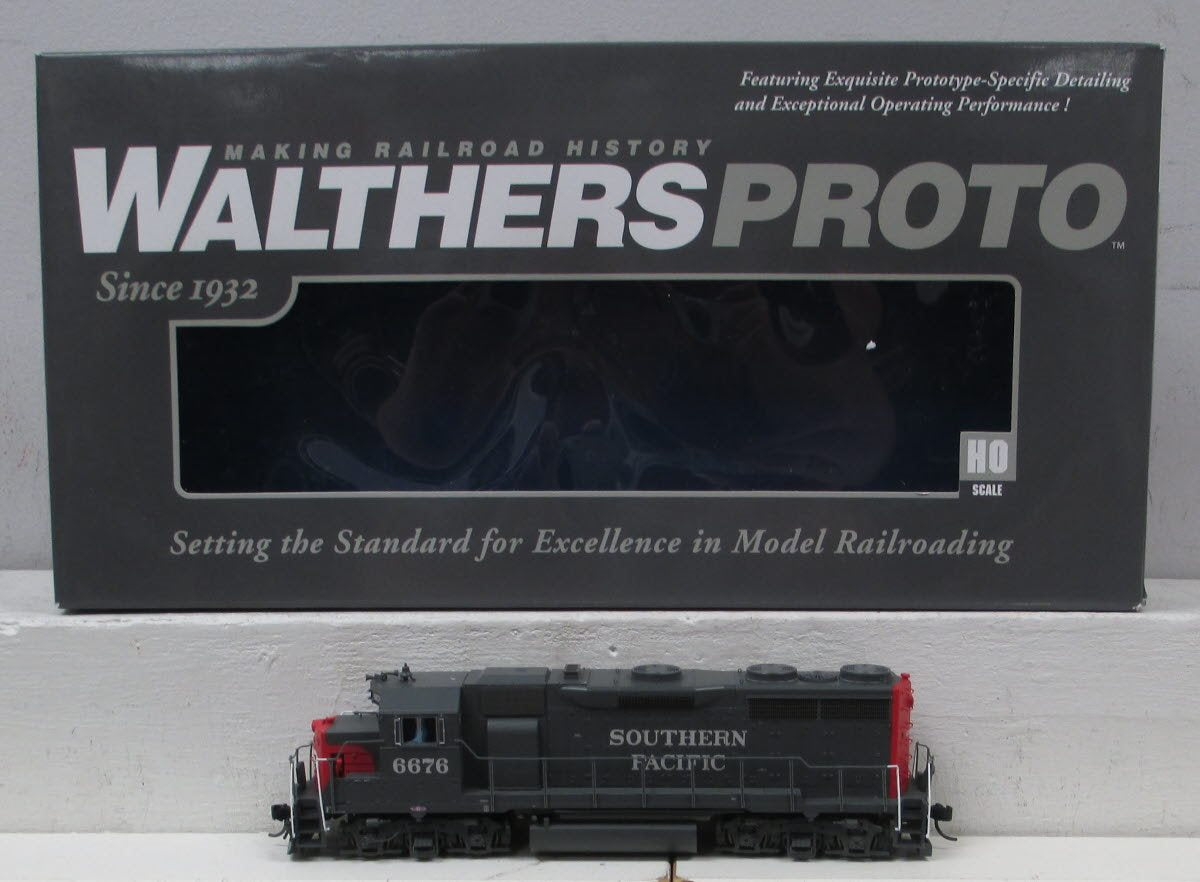 Walthers 920-49161 HO Powered Southern Pacific GP35 Ph2 DC #6676
