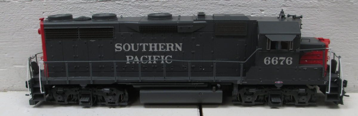 Walthers 920-49161 HO Powered Southern Pacific GP35 Ph2 DC #6676