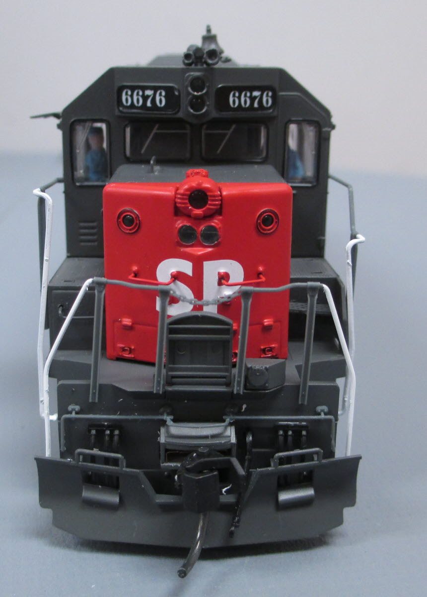 Walthers 920-49161 HO Powered Southern Pacific GP35 Ph2 DC #6676