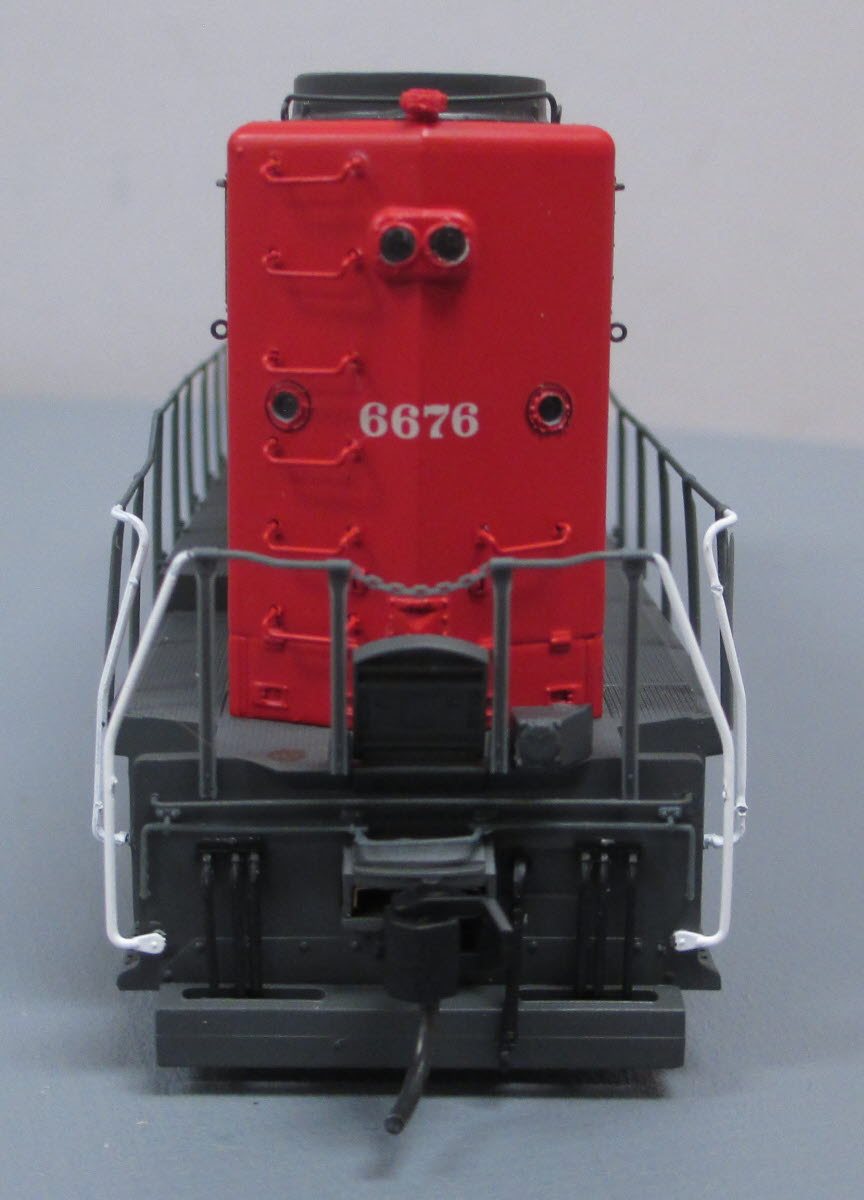 Walthers 920-49161 HO Powered Southern Pacific GP35 Ph2 DC #6676