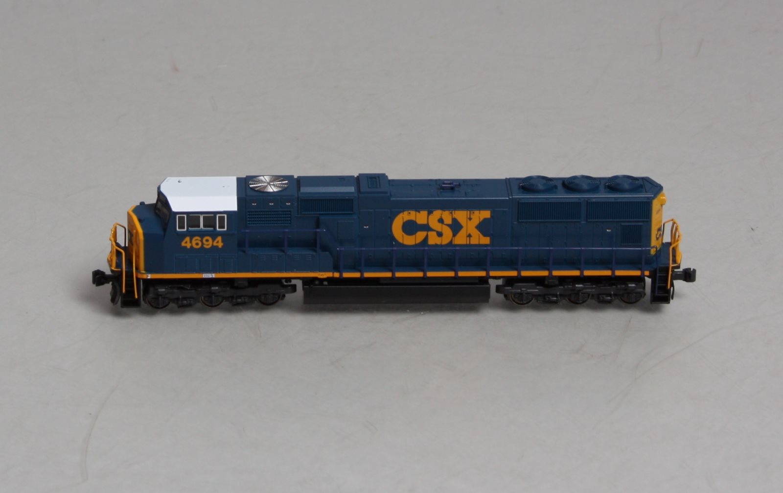 Kato 176-7602 N Scale CSX SD70M Diesel Locomotive #4694