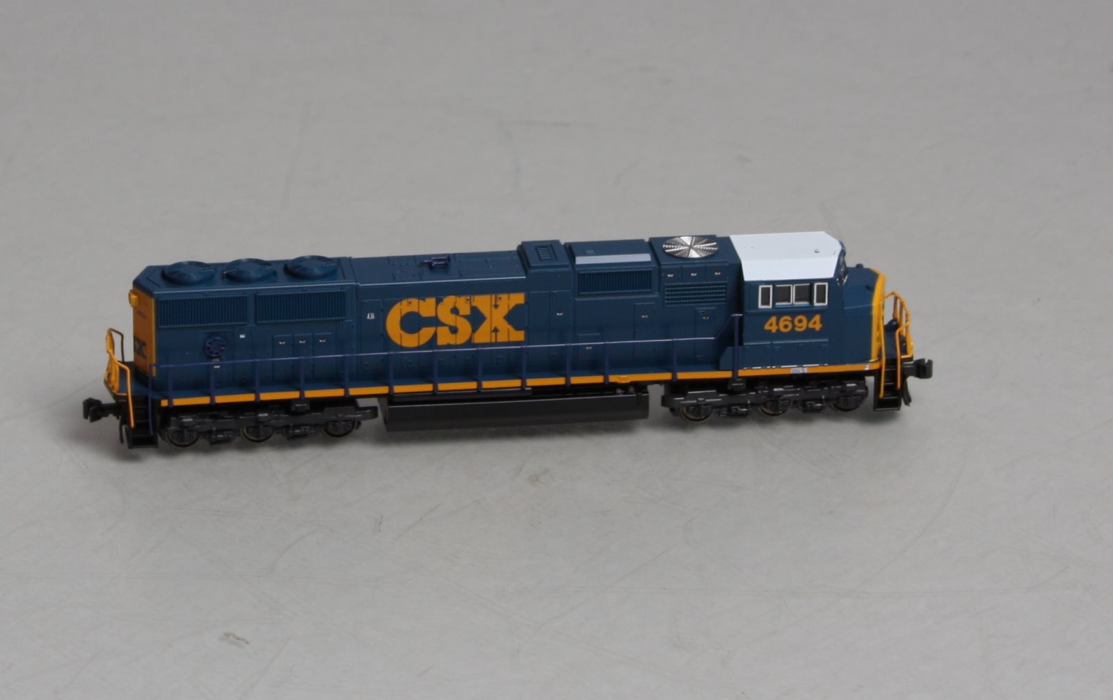 Kato 176-7602 N Scale CSX SD70M Diesel Locomotive #4694