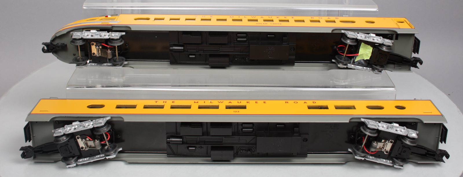Lionel 6-22674 Milwaukee Road 21'' Aluminum Diner & Observation Car (Set of 2)