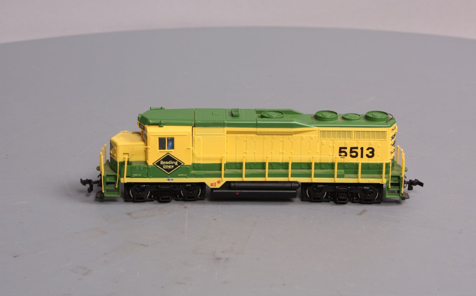 Bachmann 41-0822-10 HO Reading GP-30 Diesel Locomotive #5513 – Trainz
