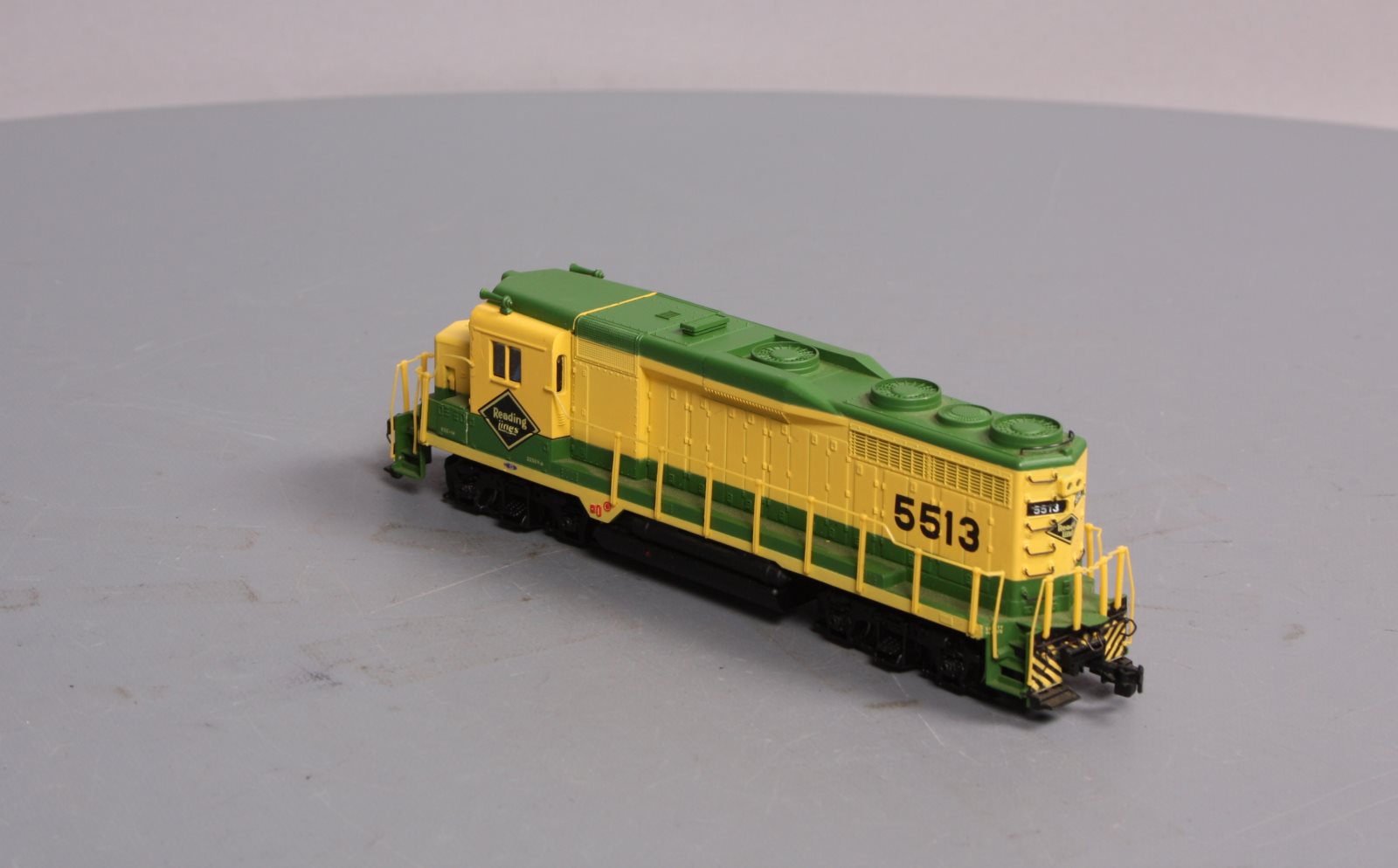Bachmann 41-0822-10 HO Reading GP-30 Diesel Locomotive #5513 – Trainz