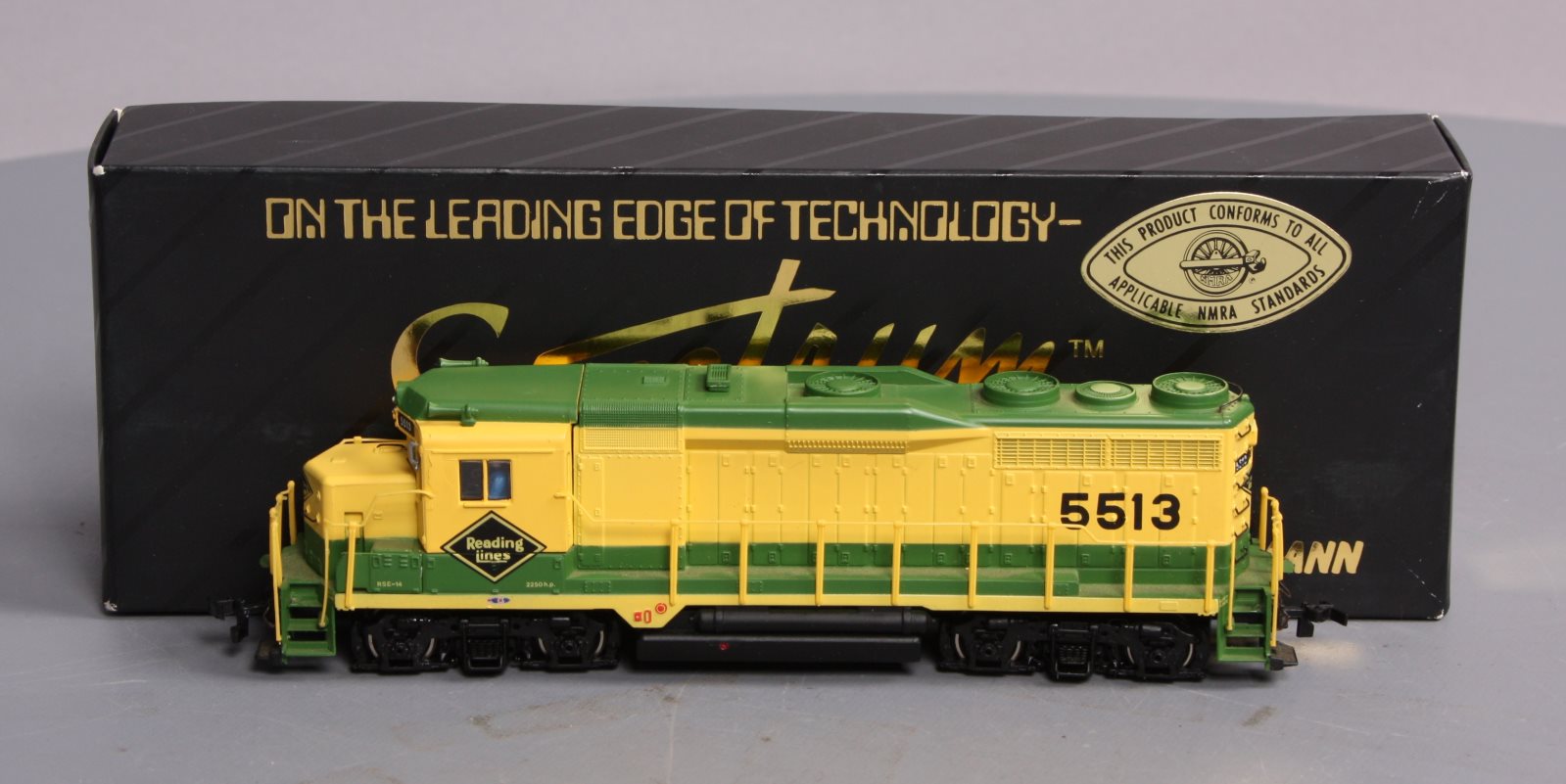 Bachmann 41-0822-10 HO Reading GP-30 Diesel Locomotive #5513