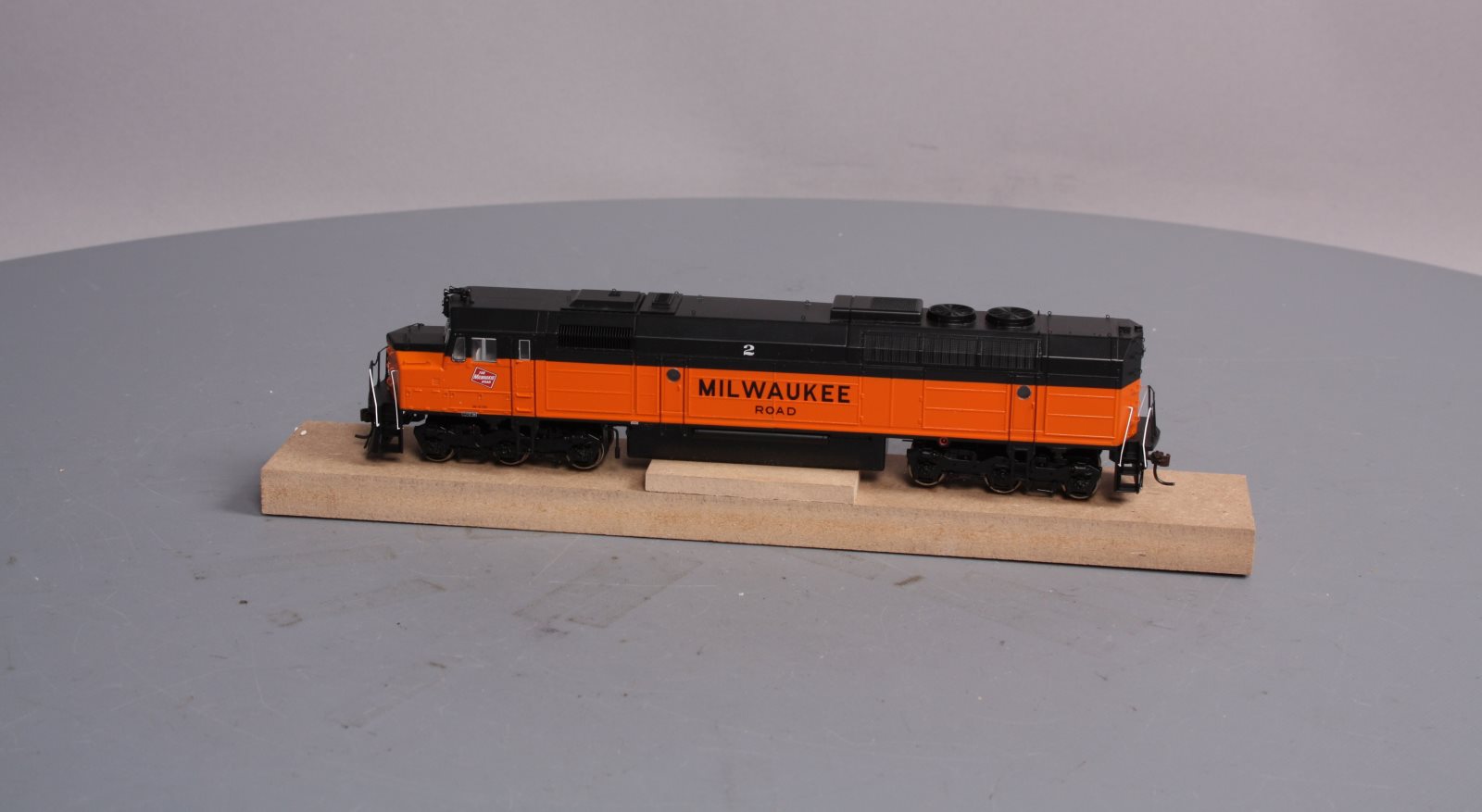 Athearn G67530 HO Milwaukee Road FP45 Diesel Locomotive #2