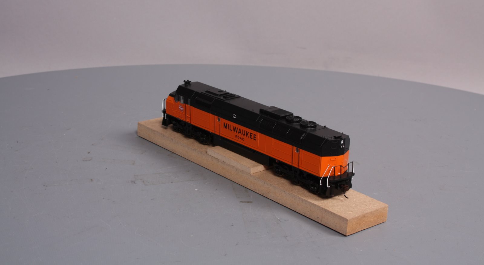 Athearn G67530 HO Milwaukee Road FP45 Diesel Locomotive #2