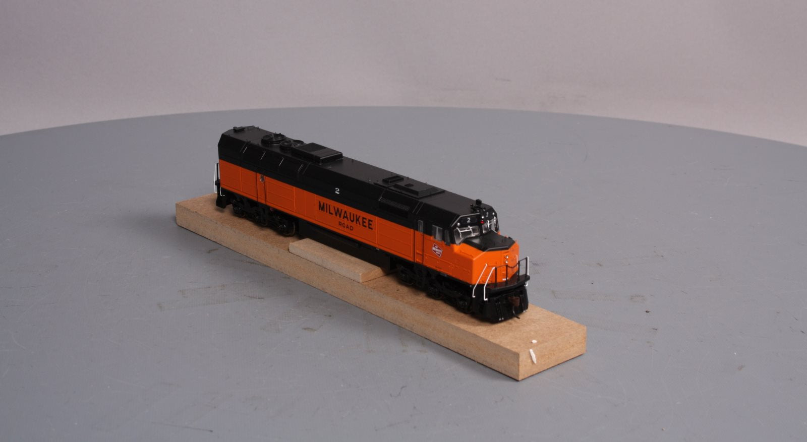 Athearn G67530 HO Milwaukee Road FP45 Diesel Locomotive #2