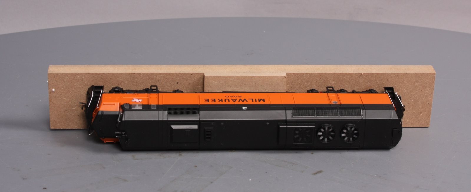Athearn G67530 HO Milwaukee Road FP45 Diesel Locomotive #2
