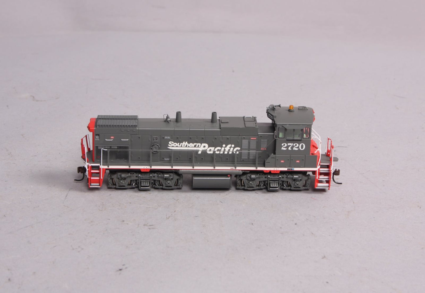 Athearn G66092 HO Southern Pacific MP15-AC Diesel Locomotive #2720