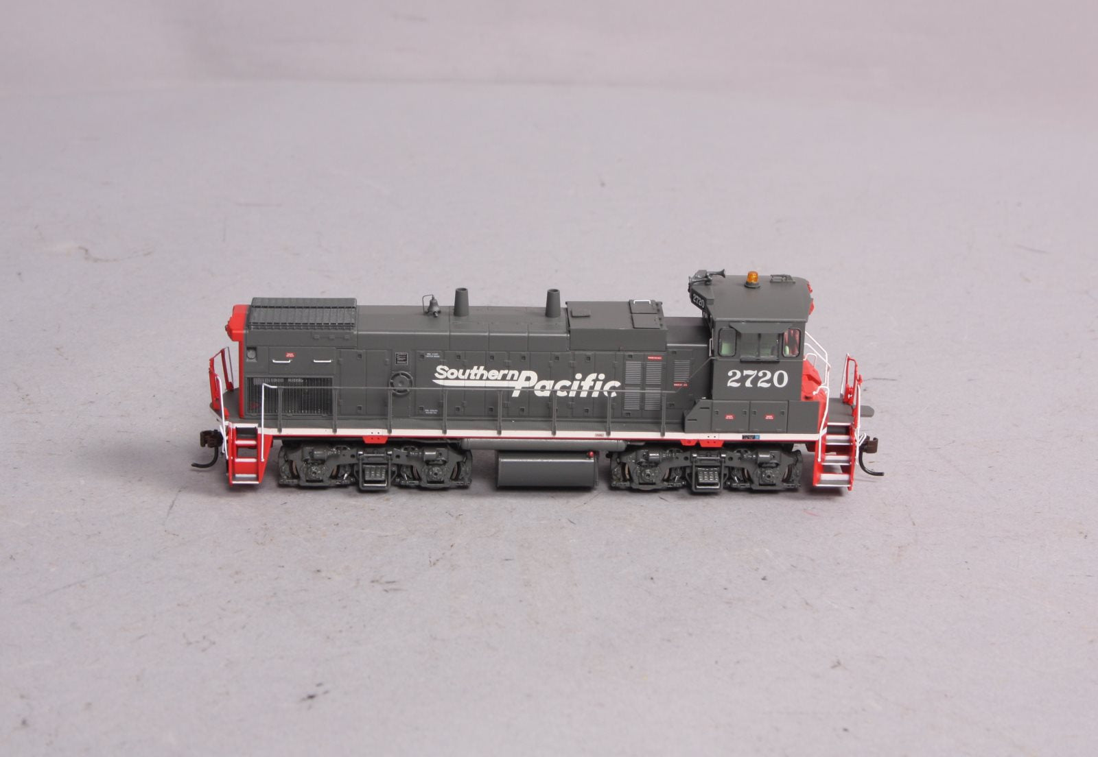 Athearn G66092 HO Southern Pacific MP15-AC Diesel Locomotive #2720