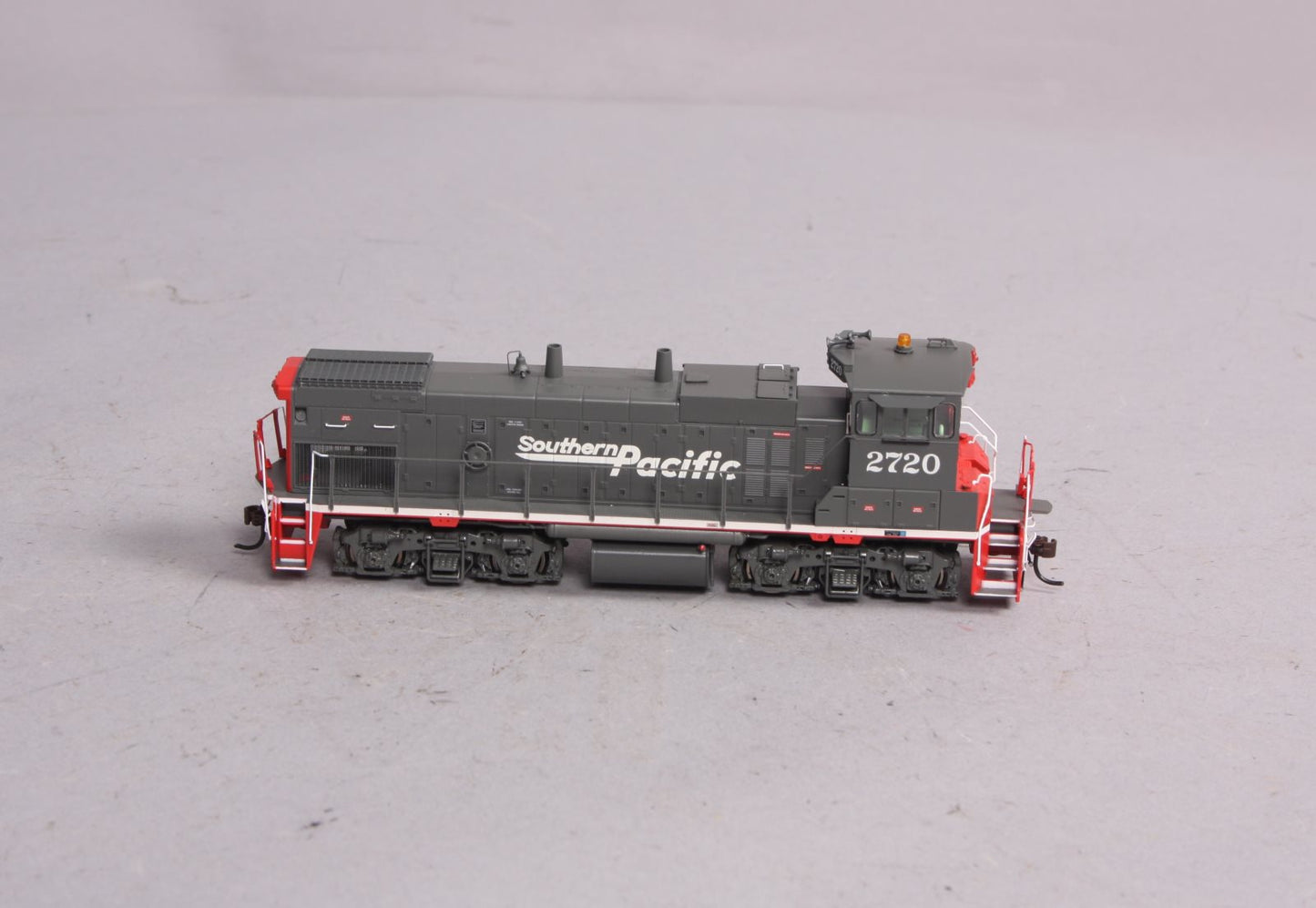 Athearn G66092 HO Southern Pacific MP15-AC Diesel Locomotive #2720