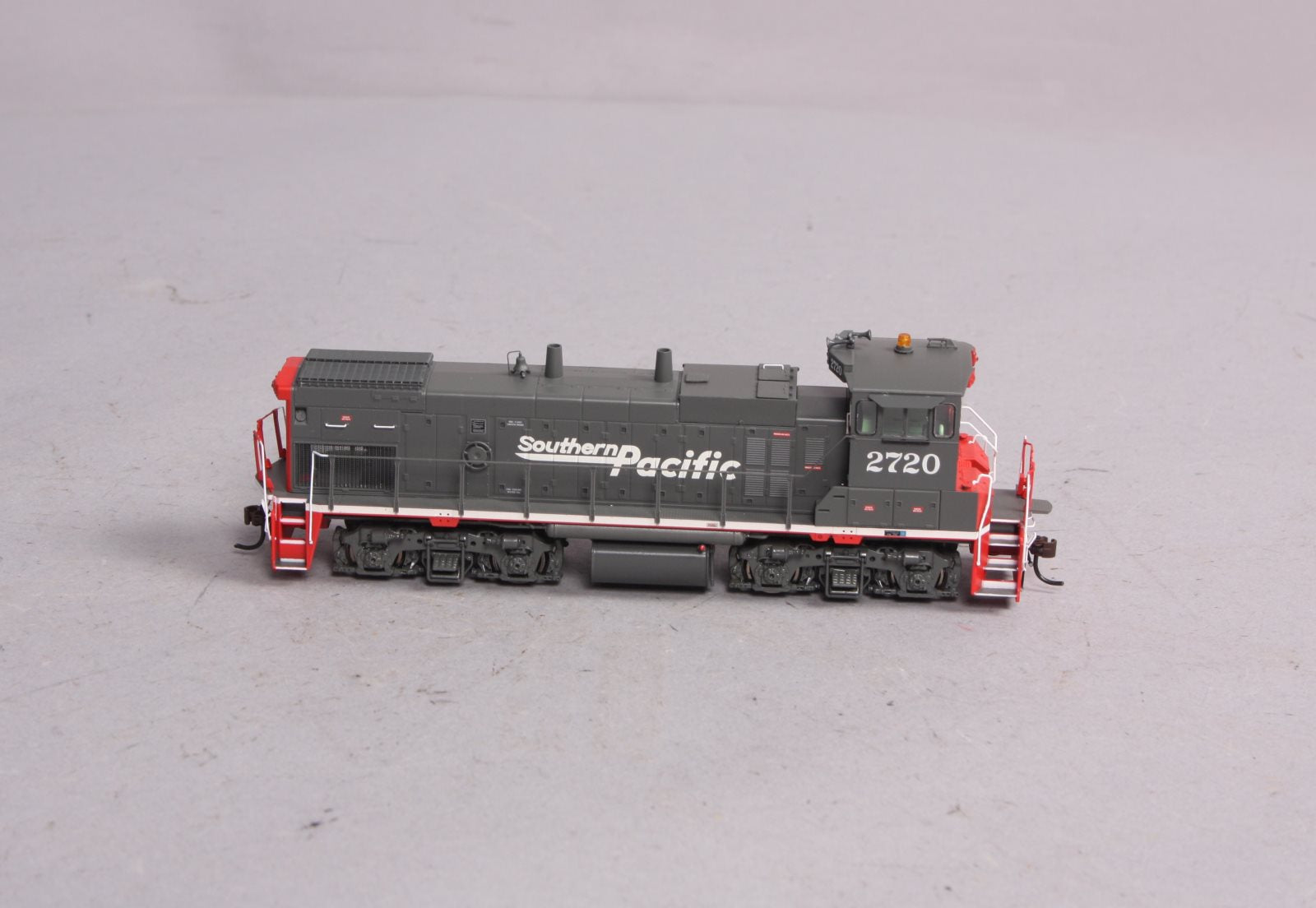 Athearn G66092 HO Southern Pacific MP15-AC Diesel Locomotive #2720