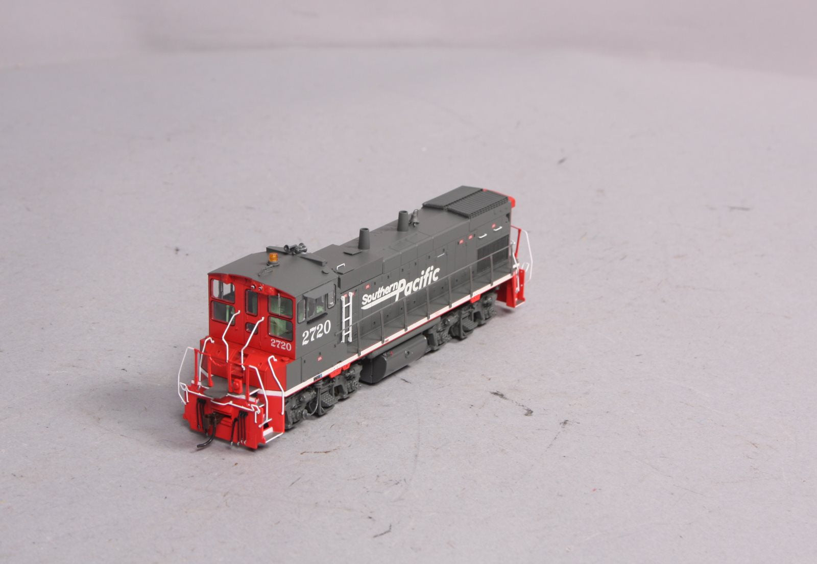 Athearn G66092 HO Southern Pacific MP15-AC Diesel Locomotive #2720